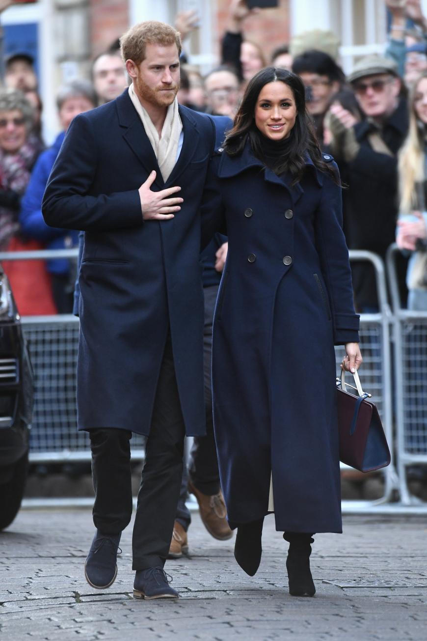 Meghan Markle und Prinz Harry bahnen sich ihren Weg durch die Straßen Nottinghams.
