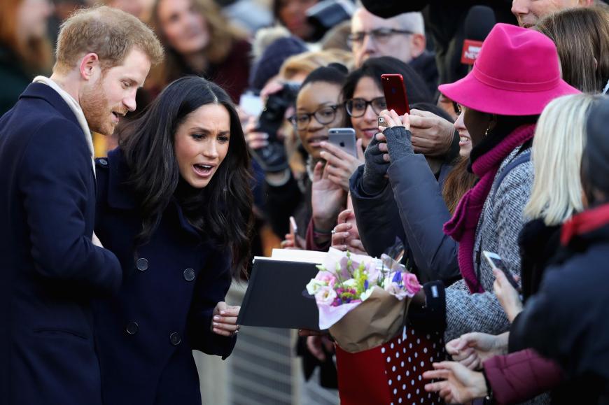 Fans überschütten Meghan und Harry mit Geschenken und Blumen …