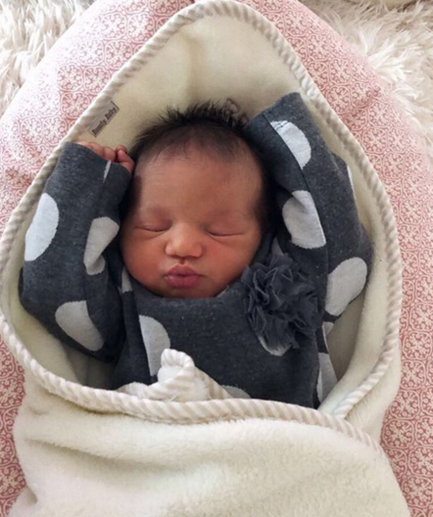 Wir sind hin und weg! Dominic Harisson und Sarah Nowak zeigen uns zum ersten Mal ihre Tochter Mia Rose in voller Pracht.