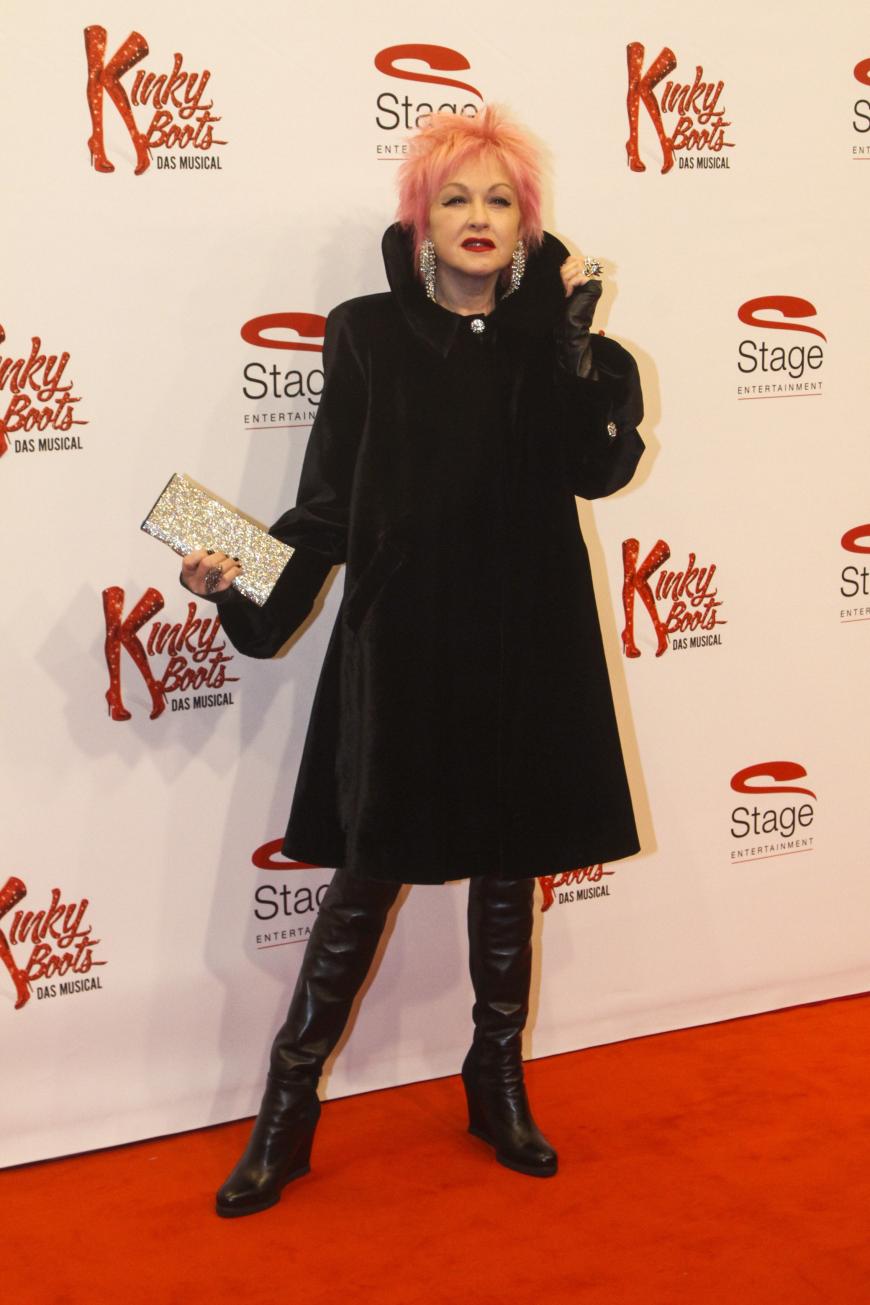 Die Sängerin Cindy Lauper kreierte viele Songs des Musicals, zum Glück nicht das Haare-, Make-up-Styling.