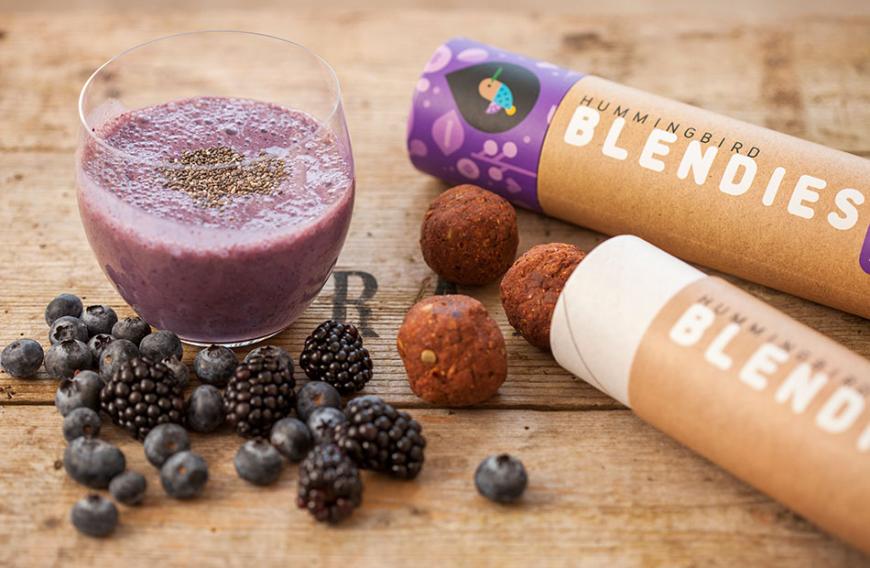 Mit den leckeren Blendies von Hummingbird startest du jetzt noch besser in den Tag, denn noch nie war es so einfach einen gesunden Smoothie zu zaubern! Du wählst einfach entspannt zwischen den fünf verschiedenen Sorten (Antioxidant, Protein, Cleanse, Energy, Kids) schmeißt einen Smoothie-Ball in den Mixer, gibst Milch oder Wasser und passende Früchte dazu und schon ist der reichhaltige Frühstücksdrink fertig! Auch die rein natürlichen Inhaltsstoffe überzeugen. Darüber hinaus sind die Blendies glutenfrei, vegan, laktosefrei, ohne raffinierten Zucker und passen in das Paleo-Ernährungskonzept. HIER kannst du nicht nur die Produkte bestellen (10,50 Euro pro Tube mit 5 Blendies; 2,10 Euro pro Portion) sondern findest auch noch tolle Rezept-Ideen.