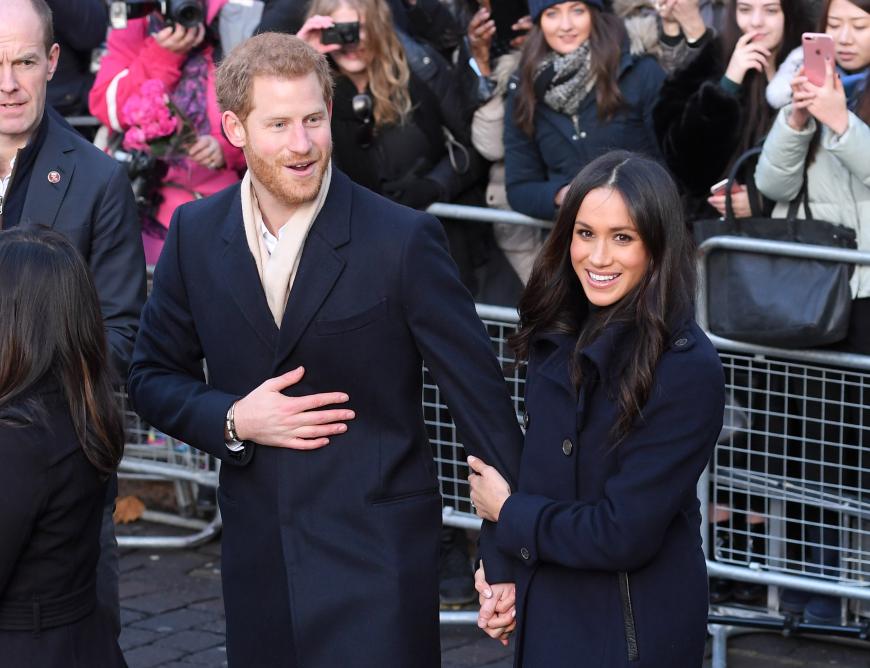 Fest umschlungen hält sich Meghan Markle an Prinz Harrys Arm fest. Das frisch verlobte Paar hat keine Scheu vor Körperkontakt in der Öffentlichkeit.