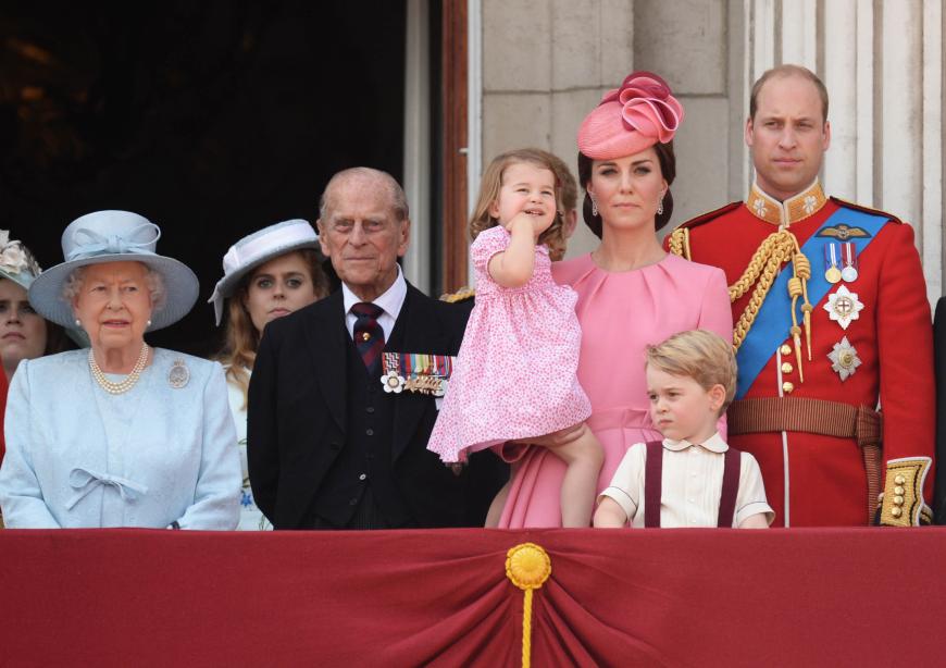 Bei Herzogin Kate (r.). war die Queen (l.) damals nicht so gnädig. Sie musste bis zur Hochzeit mit Prinz William (r.) warten, bis sie schließlich gemeinsam mit der royalen Familie Weihnachten feiern durfte.