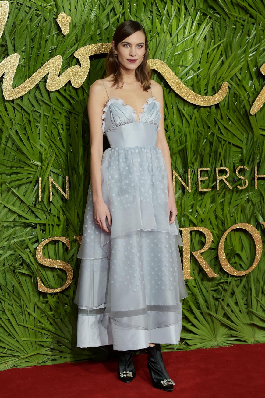 Alexa Chung trug ein Kleid ihrer eigenen Marke mit Schuhen des Labels Roger Vivier und wirkte fast etwas märchenhaft.