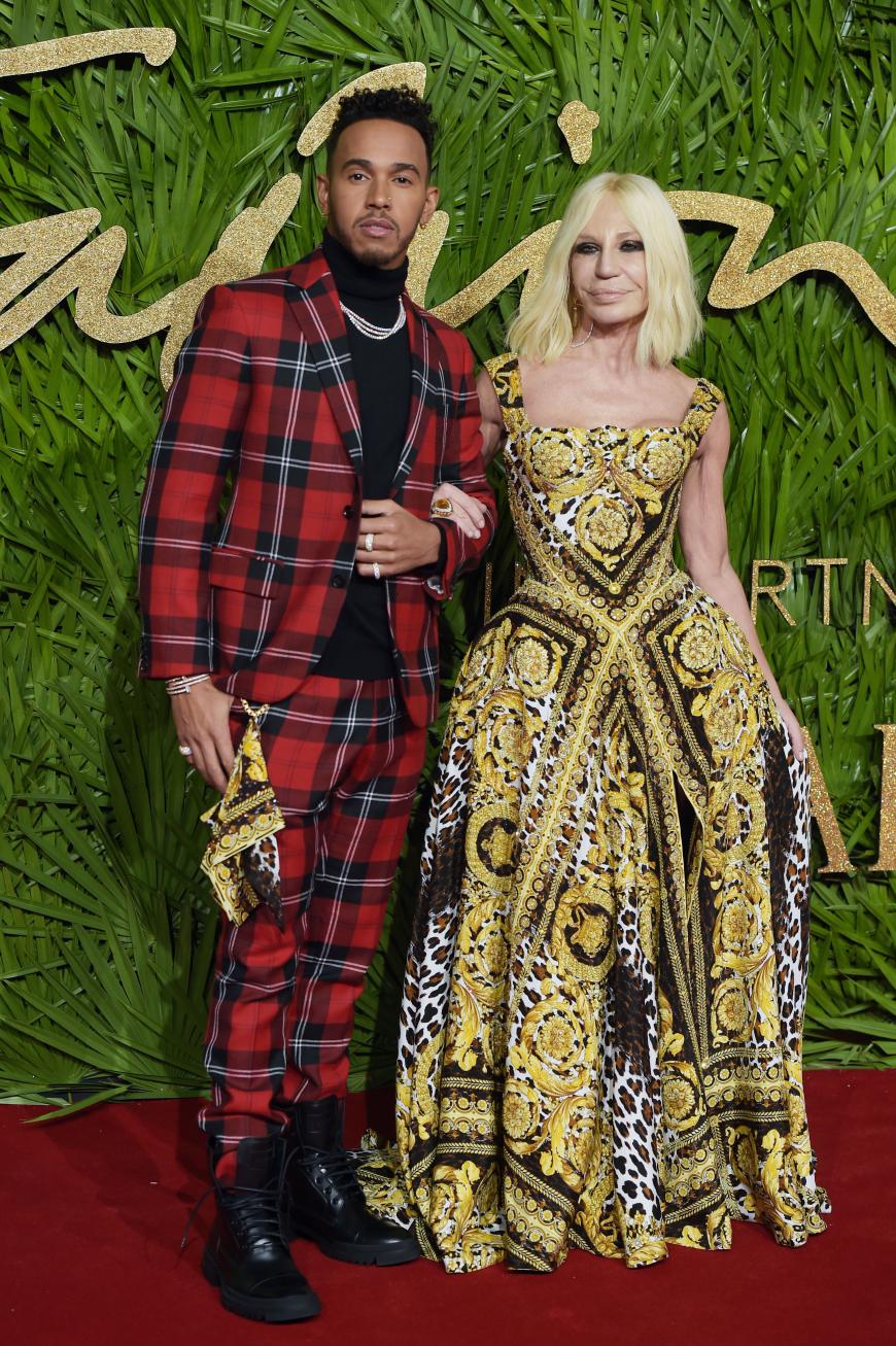 Donatella Versace erschien mit Lewis Hamilton auf dem roten Teppich. Die Designerin wurde mit einem Award als