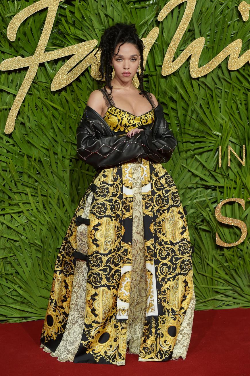 FKA Twigs, die seit kurzem wieder Single sein soll, imponierte in einem gelb-schwarzen Kleid von Versace.