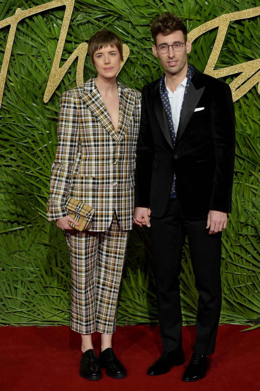 Agyness Deyn kam in einem Anzug von Burberry mit Begleitung.