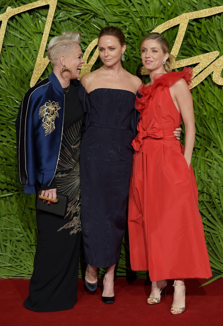 Drei Power-Frauen auf einen Streich: Stella McCartney räumte einen Award für Innovation ab, Pink trug ein Kleid der Designer höchstpersönlich. Schauspielerin Annabelle Wallis setzte in ihrem roten One-Shoulder-Kleid Farbakzente.