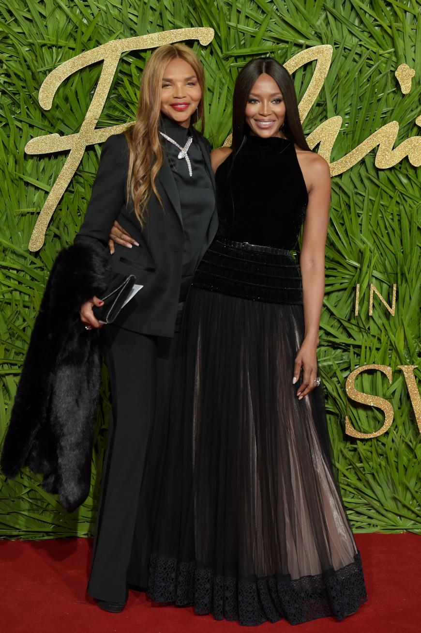 Naomi Campbell brachte ihre Mutter mit auf den roten Teppich. Sie erschien in einem Kleid des kürzlich verstorbenen Designers Azzedine Alaïa.