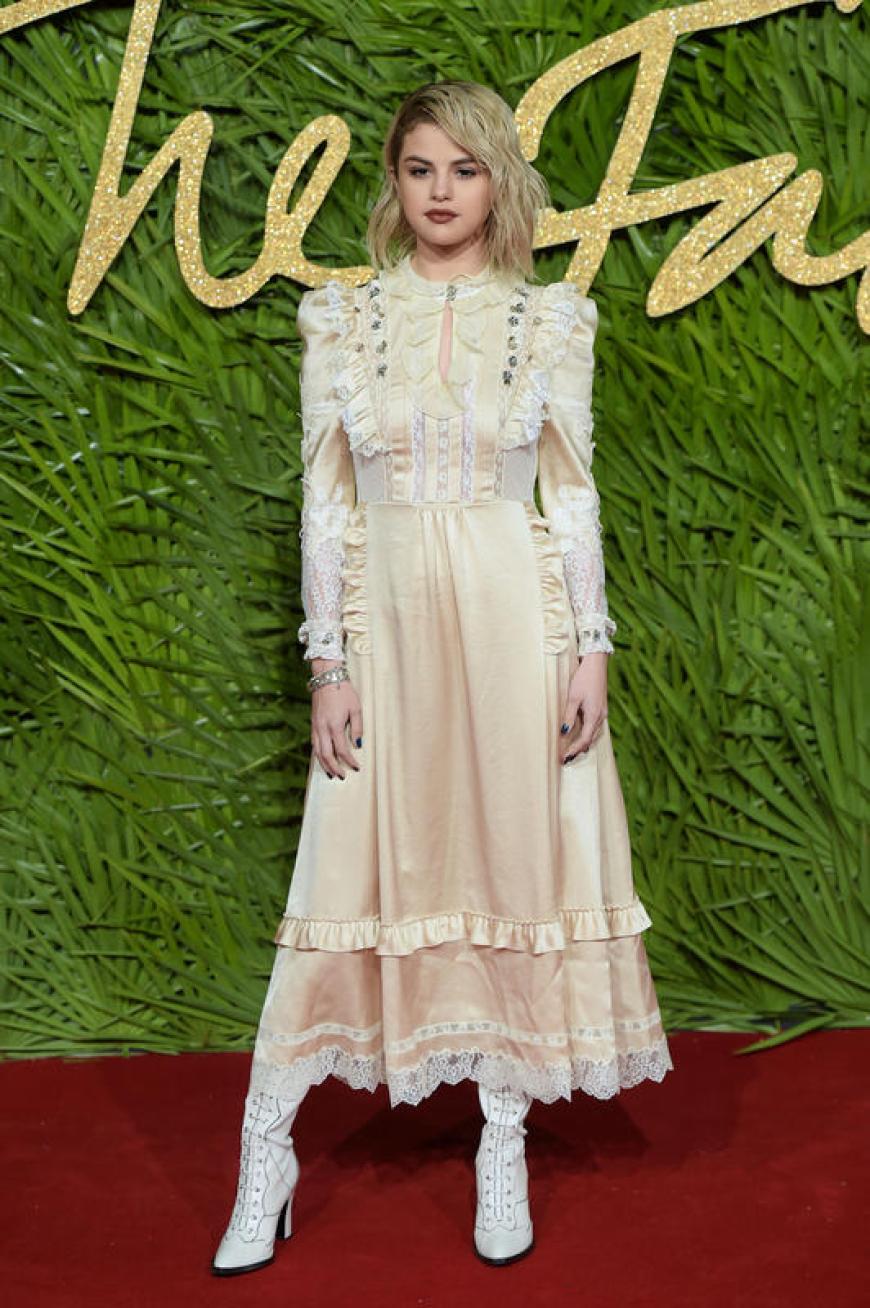 Selena Gomez, die neuerdings blond trägt, kam ungewohnt hochgeschlossen – sie trug ein Kleid der Marke Coach, das uns stark an die 60er erinnert.