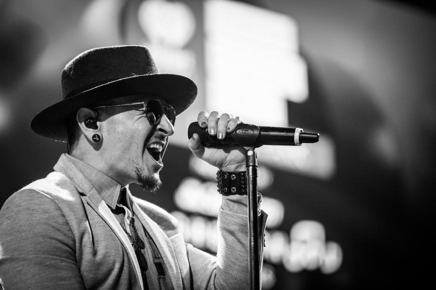 Es war die Schock-Nachricht überhaupt für alle „Linkin Park“-Fans: Am 20. Juli wurde Chester Bennington (†41) leblos in seinem Haus aufgefunden und erschütterte damit die Musikwelt. Auf Grund von Depressionen erhängte sich der Sänger in seinem Haus in Los Angeles. Er hinterlässt eine Frau und sechs Kinder.