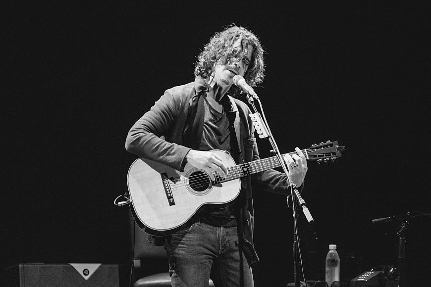 Erneut nahm sich einer der großen Grunge-Stars aus den 90ern das Leben. Nach Kurt Cobain und Scott Weiland trauerte die Musikwelt um Soundgarden-Sänger Chris Cornell (†52), der am 17. Mai tot in einem Hotelzimmer aufgefunden wurde.