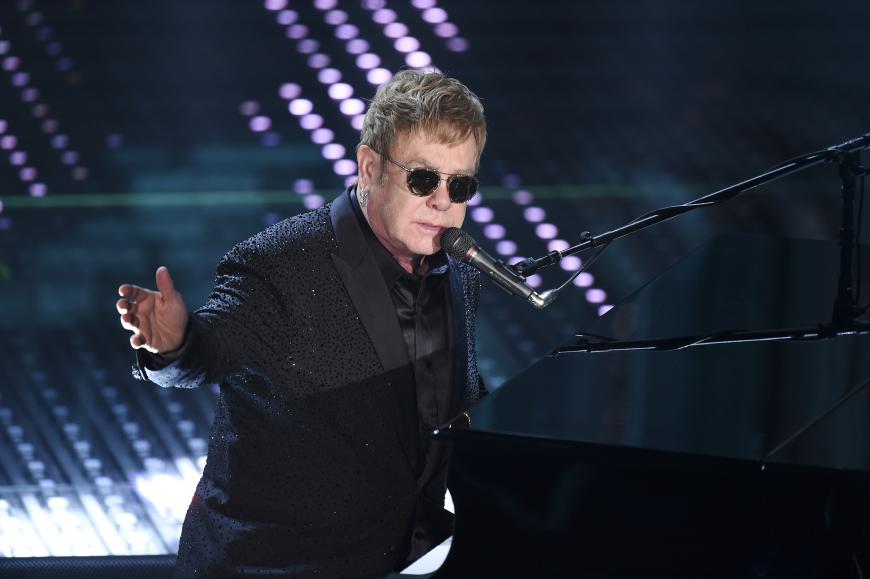 Elton John überraschte seine Fans bei seinem Hamburger Konzert mit einer bewegenden Performance.
