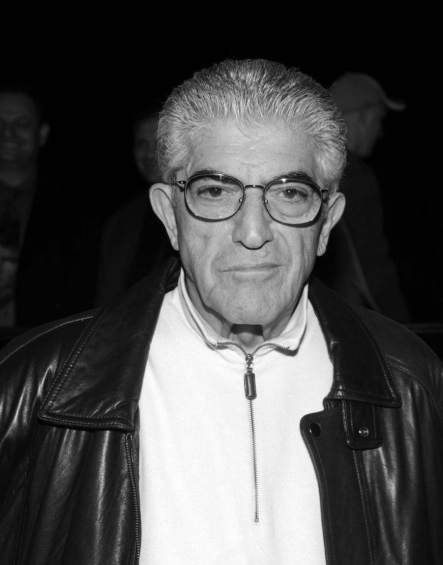 Für alle „Die Sopranos“-Fans war es ein echter Schock: Der Serien-Darsteller Frank Vincent starb am 13. September im Alter von 78 Jahren. Demnach erlitt der Schauspieler einen Herzinfarkt und musste sich einer Operation am offenen Herzen unterziehen. Während des Eingriffs sei es zu Komplikationen gekommen, die der 78-Jährige nicht überlebte.