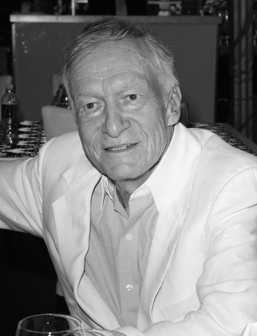 Der Gründer des berühmten Männermagazins „Playboy“ Hugh Hefner (†91) starb am 27. September in seinem Anwesen, der „Playboy Mansion“. Der Womanizer war dreimal verheiratet und hinterlässt vier Kinder. Laut der Sterbeurkunde wurde das aufregende Leben des Frauenhelds durch einen Herzstillstand und Lungenversagen beendet.