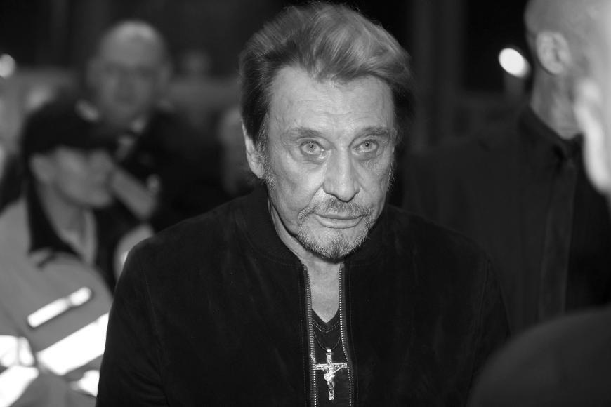Johnny Hallyday, der als französischer Elvis Presley bekannt war, ist im Alter von 74 Jahren am 6. Dezember an Lungenkrebs verstorben. Johnny, dessen echter Name Jean-Philippe Smet war, erhielt die Krebsdiagnose erst im März diesen Jahres. Zahlreiche Prominente zollen dem Musiker Tribut, darunter die kanadische Sängerin Céline Dion. Auf Twitter schrieb sie: „Ich bin sehr traurig, dass Johnny Hallyday gestorben ist. Er war ein Gigant im Showbusiness... eine wahre Ikone! Meine Gedanken sind bei seiner Familie und bei denen, die er liebte, und bei den Millionen von Fans, die ihn seit Jahrzehnten bewunderten. Er wird vermisst werden, aber man wird ihn nie vergessen - Céline xx“.