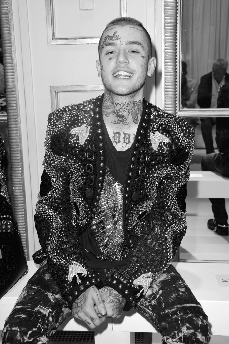 Als aufstrebender Rapper und Kurzzeit-Freund von Bella Thorne hatte sich Gustav Åhr, alias Lil Peep, einen Namen gemacht. Am 15. November starb der Musiker im Alter von 21 Jahren an einer Überdosis.