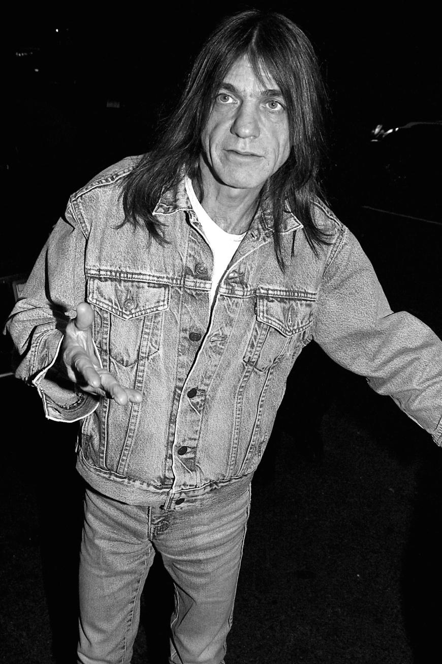 Malcolm Young, der AC/DC Gitarrist, wurde nur 64 Jahre alt. Nachdem er seit einigen Jahren an Demenz erkrankt war und gesundheitliche Probleme hatte, starb der Musiker am 18. November im Kreis der Familie.