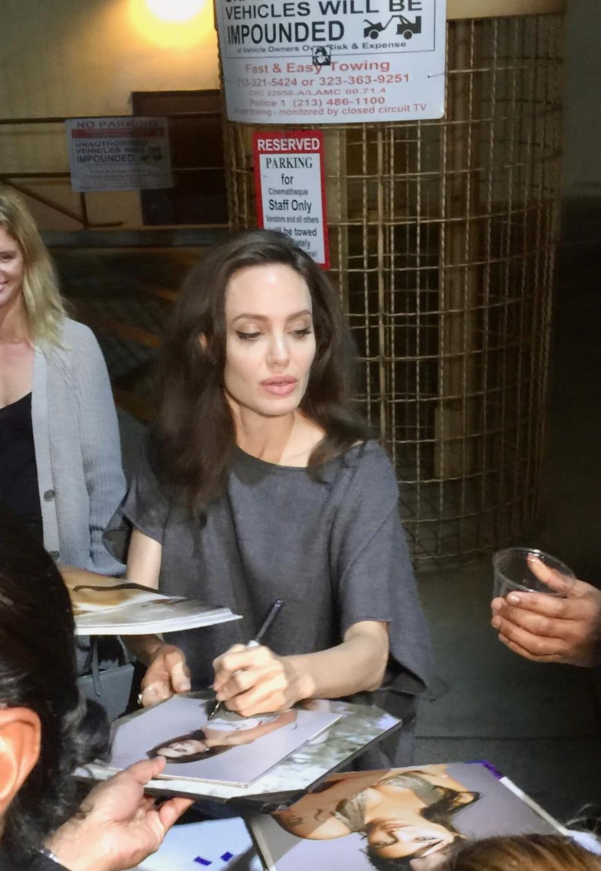 Blass und abgemagert: So sieht man Angelina Jolie immer häufiger.