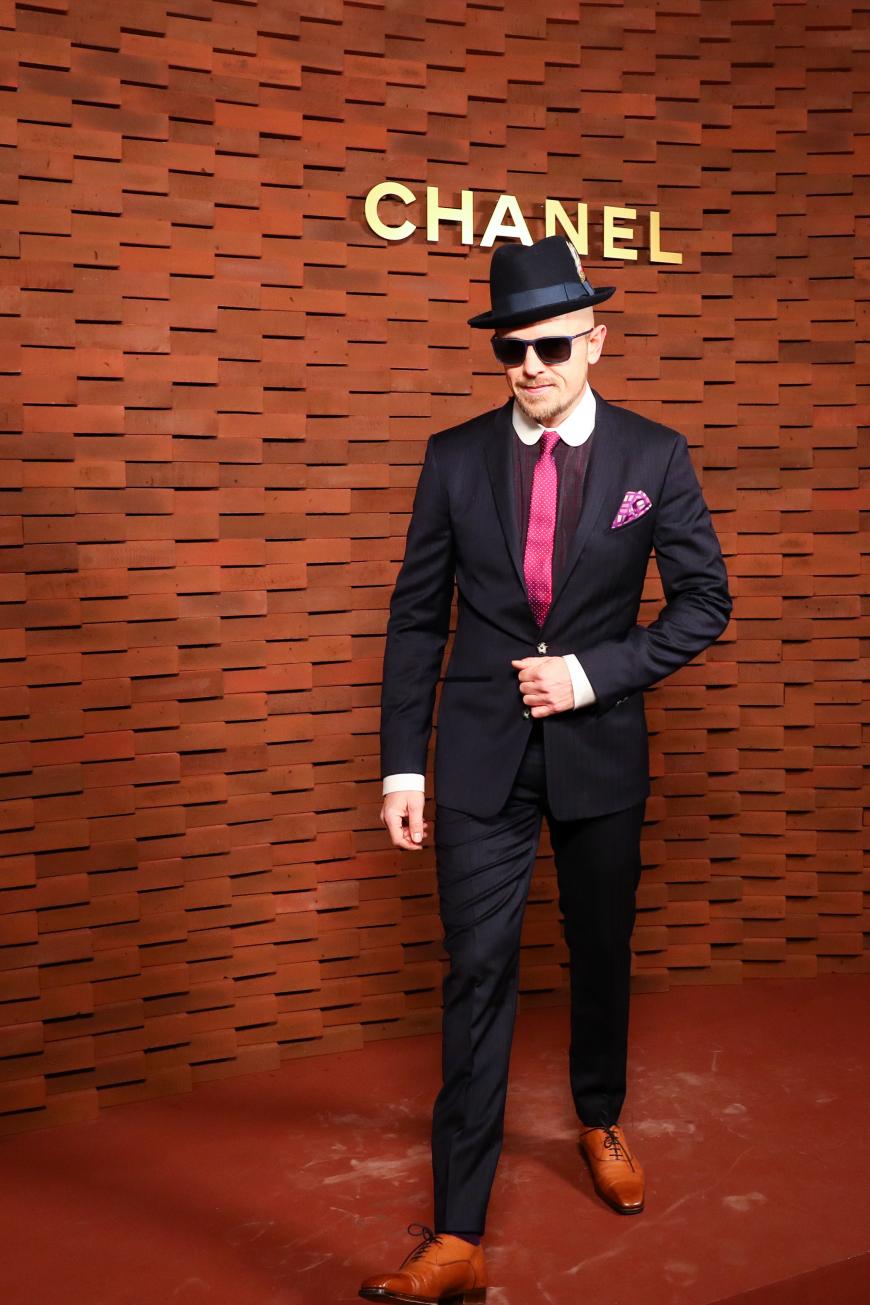 Auch der Hamburger Rapper Jan Delay erschien zur Haute Couture Chanel Show und wir finden seinen Look sehr cool und stylisch.
