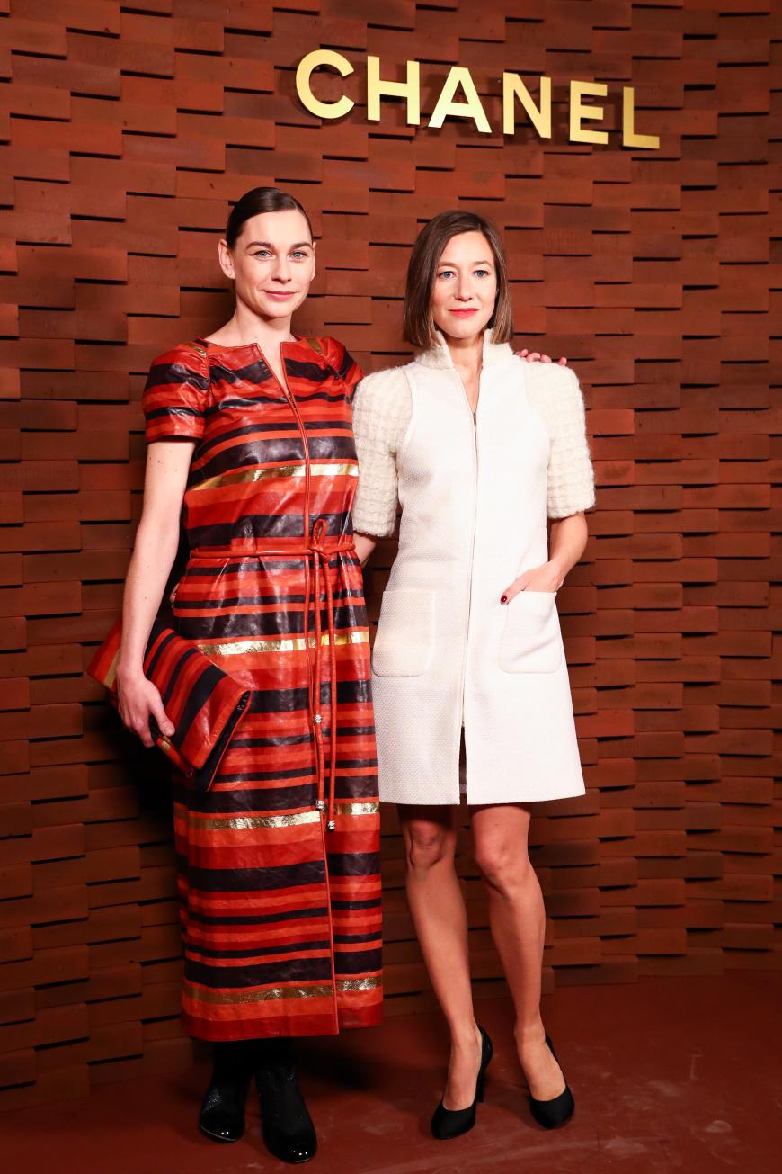 Die Schauspielerinnen Christiane Paul (links) und Johanna Wokalek posierten zusammen auf dem roten Teppich bei Chanel. Christianes Outfit erinnerte uns jedoch sehr an eine Geschenkschleife ...