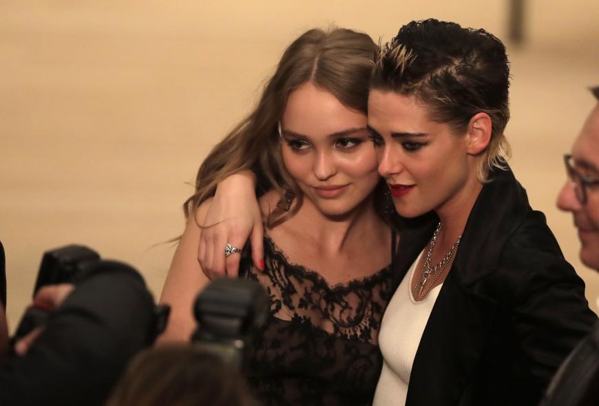 Am Mittwoch Abend enterten Kristen Stewart und Lily Rose Depp die Elbphilharmonie.