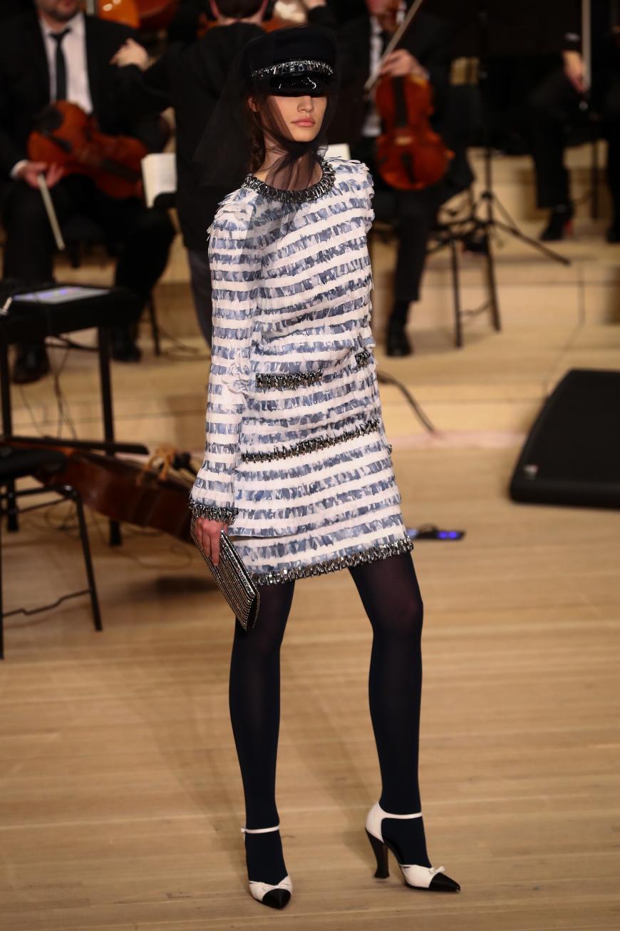 Auffällig: Karl Lagerfeld holt die bekannten Two-Tone-Chanel-Schuhe wieder auf der Trendskala nach ganz weit oben.
