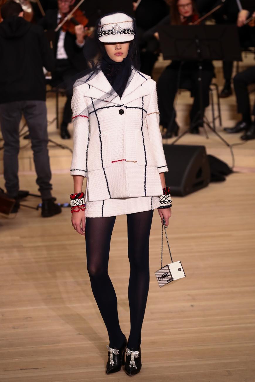 Immer wieder ist der bekannte Look von Chanel in den neuen Outfits sofort wiederzuerkennen.