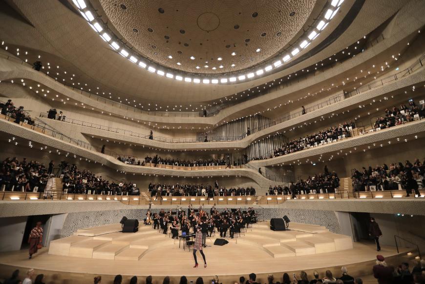 Der imposante große Saal der Elbphilharmonie konnte locker mit der Weltklasse einer Chanel-Show bestehen!