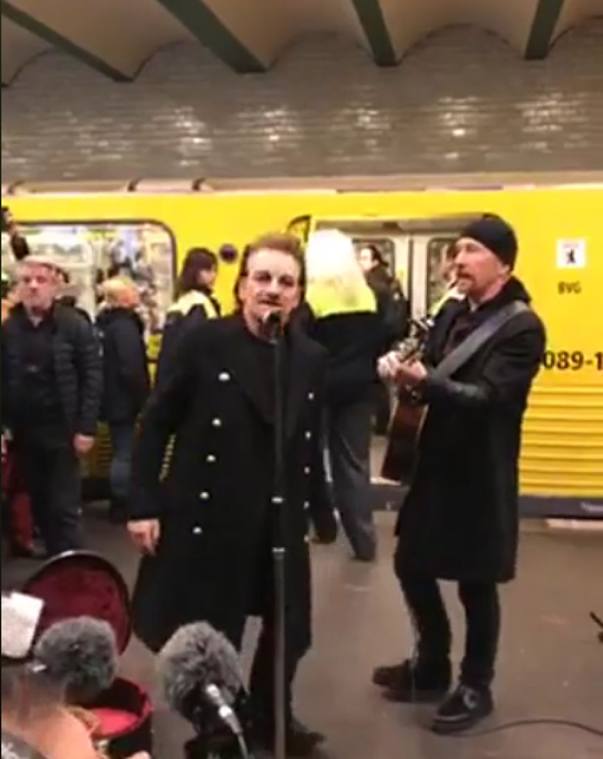 Mega-Star Bono und Gitarrist The Edge überraschten in Berlin mit einem Geheim-Konzert.