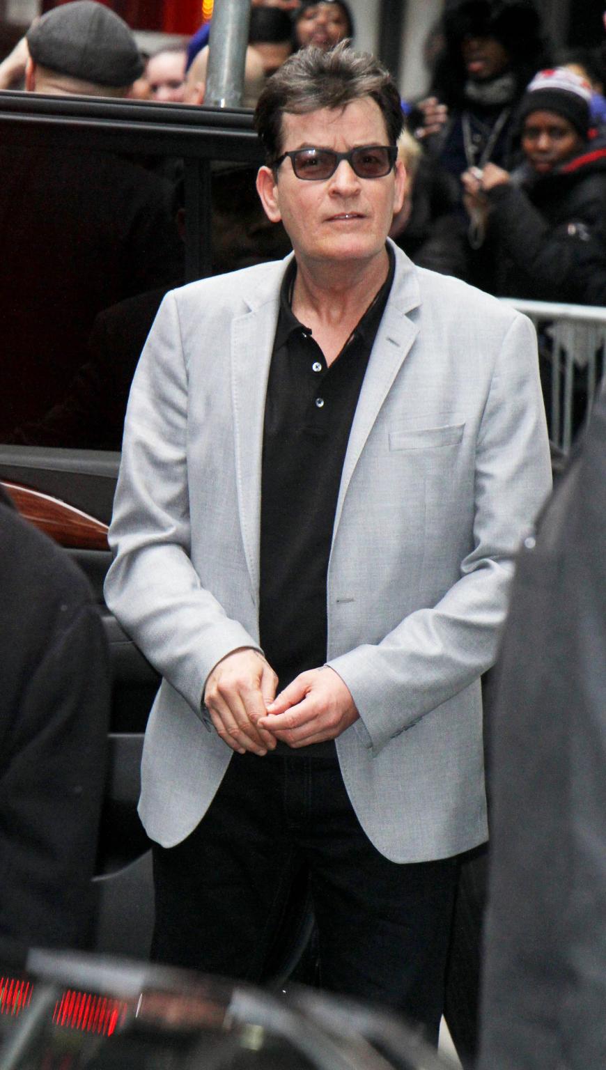Charlie Sheen wehrt sich gegen die Vergewaltigungsvorwürfe einer Zeitung.
