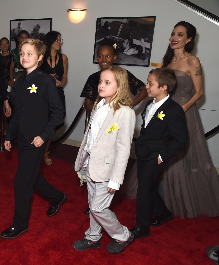 Auch wie kürzlich bei dieser Red-Carpet-Veranstaltung trägt nun auch Vivienne (2.v.l.) keine Kleider und Röcke mehr, sondern weit geschnittene Anzüge wie Schwester Shiloh und Bruder Knox.