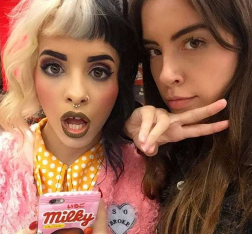 Melanie Martinez (l.) und Timothy Heller waren beste Freundinnen. Jetzt beschuldigt Timothy die Musikerin, sie sexuell missbraucht zu haben.
