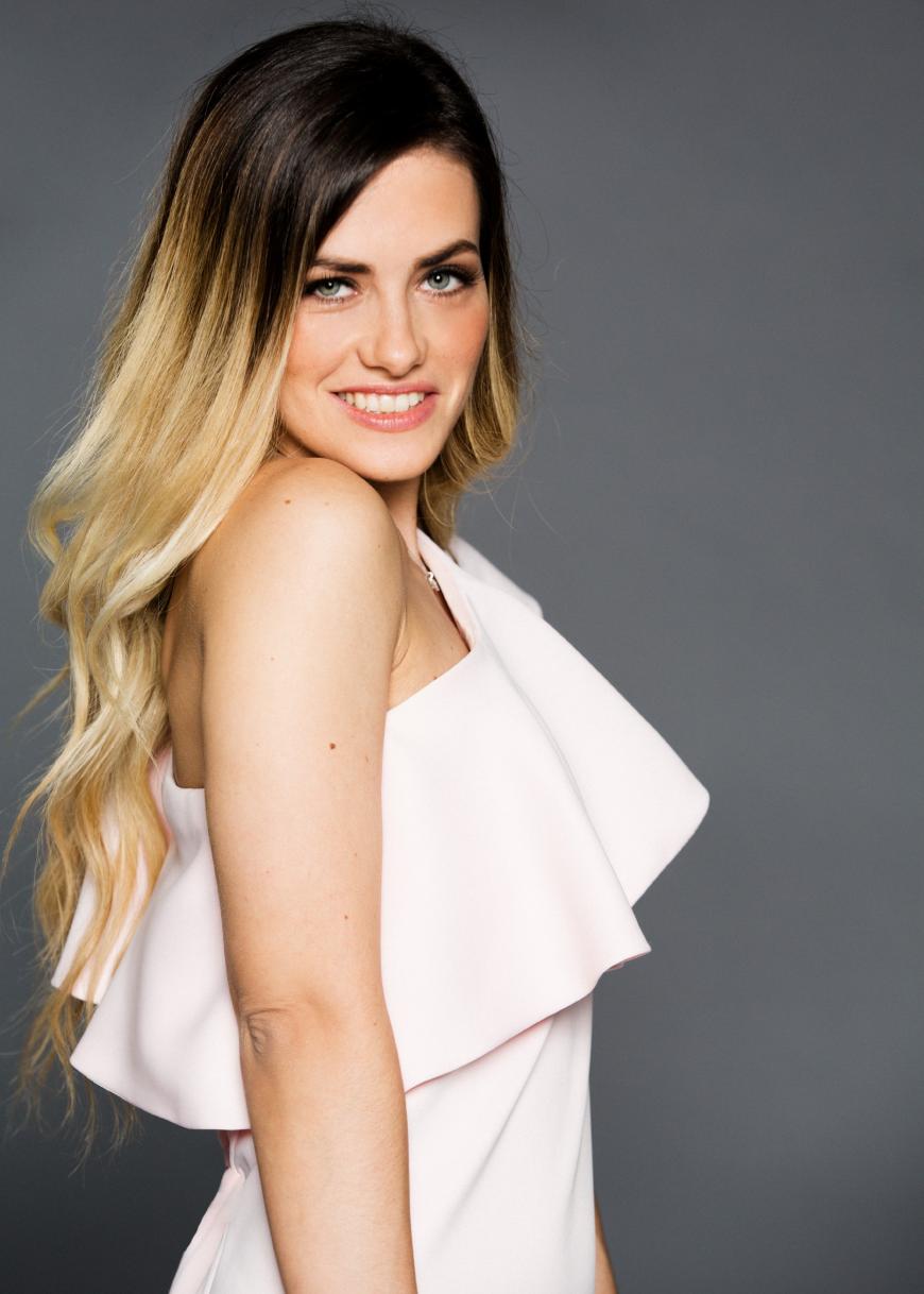 Roxana, 26, aus Köln ist Zugbegleiterin und dadurch in ganz Europa unterwegs. Nebenbei arbeitet sie als Model. „Ich überlege lieber zwei Mal, bevor ich handel“.