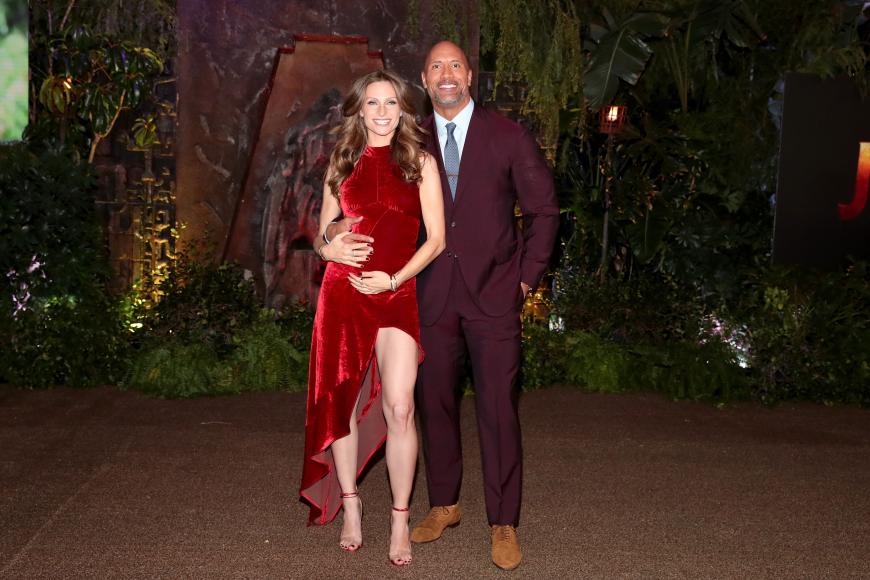 Stolz hält Lauren Hashian ihren Babybauch – sie und Dwayne Johnson, besser bekannt als "The Rock", erwarten ihr zweites gemeinsames Kind.