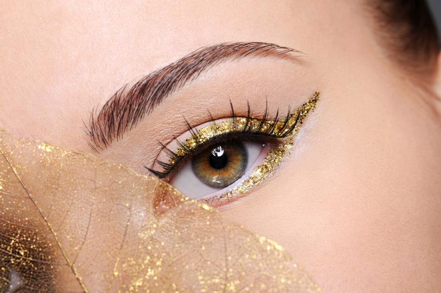 Zu den Festtagen darf es in diesem Jahr mal ein besonderes Make-up sein? Wir haben die schönsten Beauty-Trends für dich herausgesucht.