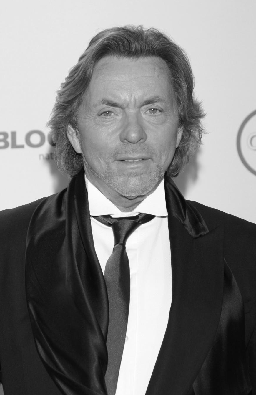 Dieser Tod erschütterte die Modewelt: Am 10. Dezember starb der Designer Otto Kern im Alter von 67 Jahren. Er soll friedlich eingeschlafen sein. Wie die französische Zeitung „Monaco-Matin“ jedoch berichtete, soll der Unternehmer aus dem 10. Stock seines Wohnhauses gestürzt sein. Wie es zu dem mutmaßlichen Sturz gekommen sein soll, ist noch nicht endgültig geklärt. Die Polizei in Monaco wird den Fall nun angeblich untersuchen.
