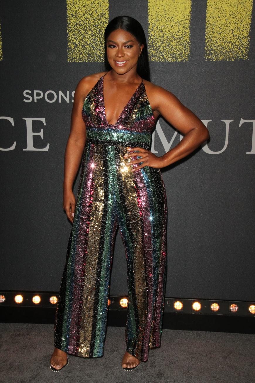 Bäm – Einen ganz tollen Look präsentierte uns die Sängerin Ester Dean, dieser Overall aus Pailletten sieht einfach hammer aus!