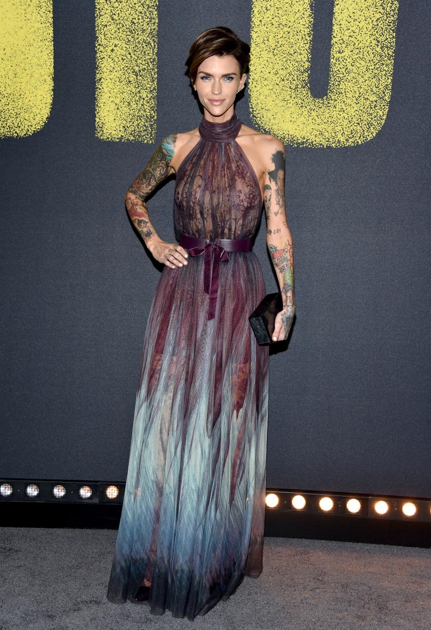 Wow, Ruby Rose trug ein unglaublich cooles Kleid bei der Weltpremiere und es passte super zu ihren bunten Tattoos.