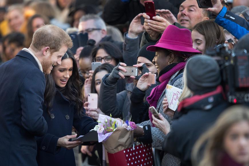 Die Fans haben Meghan Markle viele kleine Geschenke und Blumen mitgebracht. Die Verlobte von Prinz Harry freut sich sichtlich über die kleinen Aufmerksamkeiten. Besonders sympathisch: Als ein Fan seinen Handschuh fallen lässt, hebt Meghan das Kleidungstück sofort wieder auf.