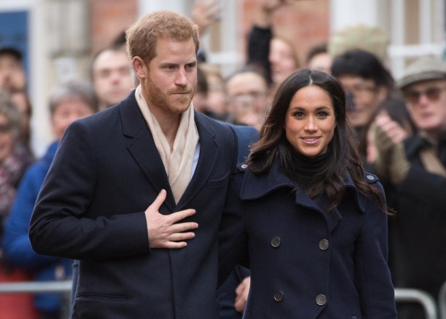Am 1. Dezember 2017 absolvierte Meghan Markle an der Seite von Harry ihr erstes royales Engagement. Das Paar traf sich in Nottingham mit Vertretern von HIV-Organisationen. Auf dem Weg dorthin wurden sie von der wartenden Menge bejubelt.