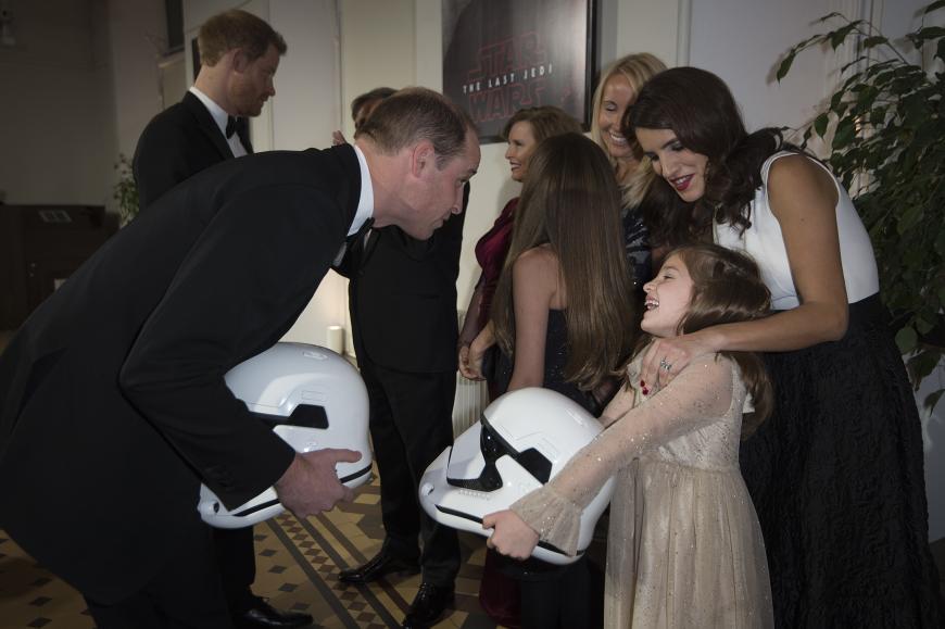 Der royale Auftritt hatte übrigens einen ganz bestimmten Grund: Die Premiere findet zugunsten der „Royal Foundation“ statt, der Stiftung der Prinzen und Herzogin Kate.