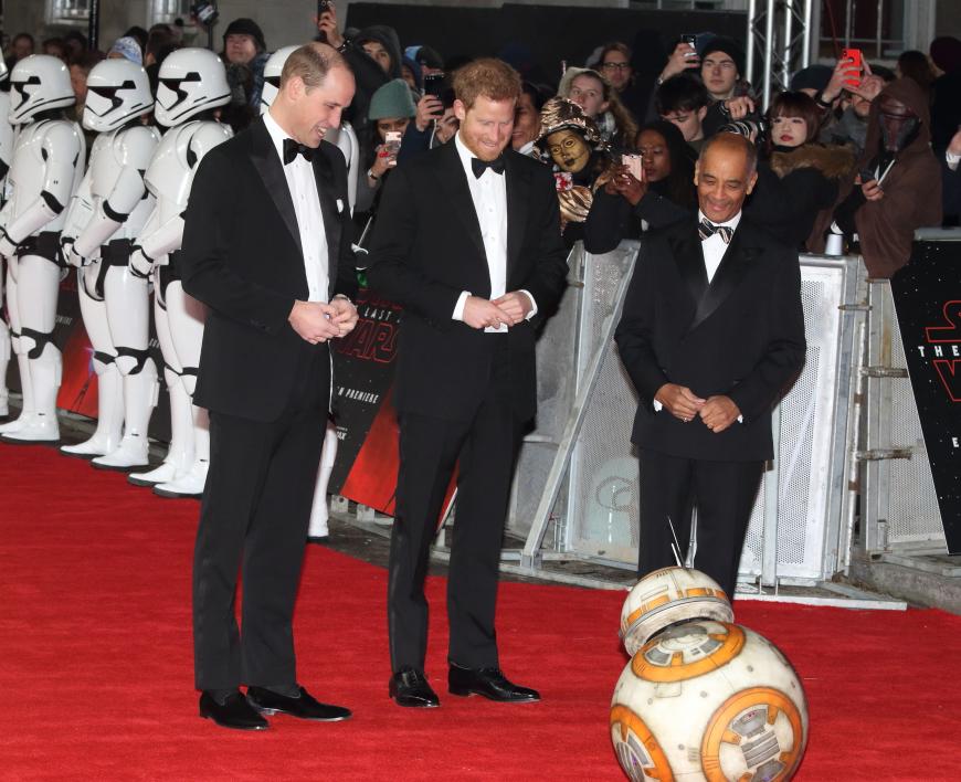 Der Droide BB-8 begrüßte die königlichen Gäste vor der festlich beleuchteten Royal Albert Hall zu ihrem Männerabend.