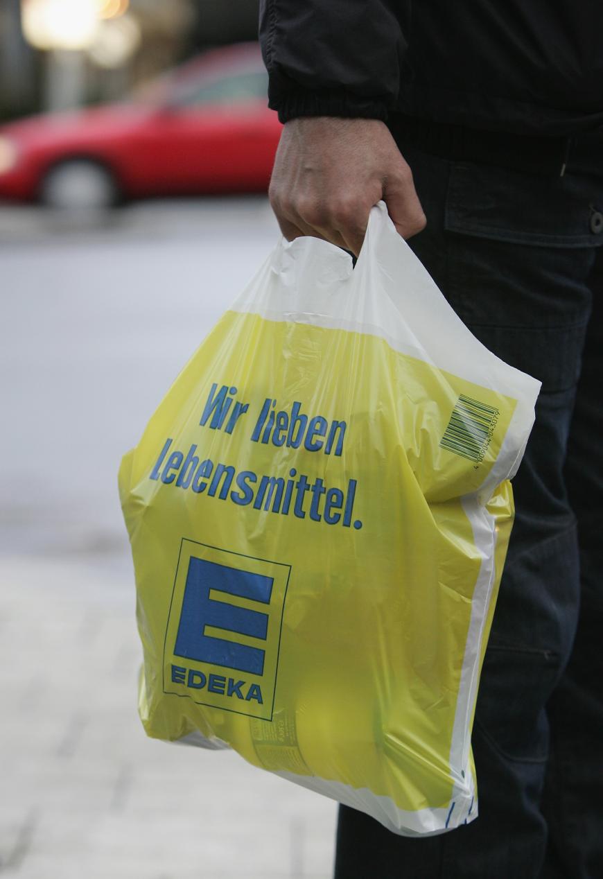 Du hast noch eine Edeka-Tüte zuhause? Glückwunsch, dann bist du jetzt im Besitz der neusten It-Bag von Balenciaga. 