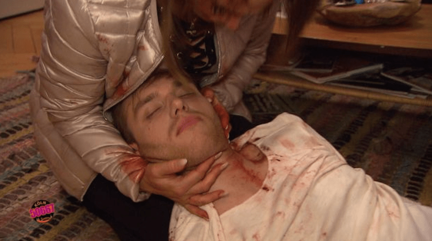 Kniend sitzt Sophia (Maria Lo Porto) vor dem blutüberströmten Felix (Dominik Hortig). Doch jede Hilfe kommt zu spät...