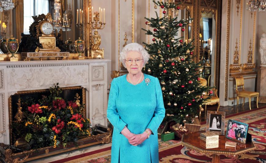 Für Queen Elizabeth beginnt Weihnachten schon im August. Dann fängt die Königin nämlich schon an 850 Weihnachtskarten persönlich zu unterzeichnen.