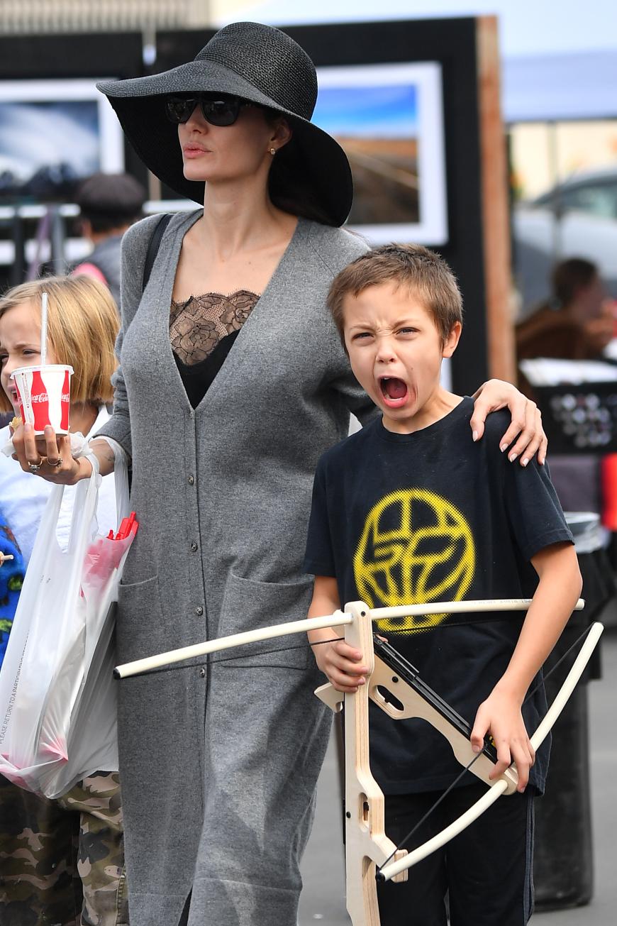 Überfordert: Knox schreit auf dem Flohmarkt in Pasadena. Ein Bild, das Bände spricht: Angelina hat ihre Rasselbande nicht mehr unter Kontrolle.
