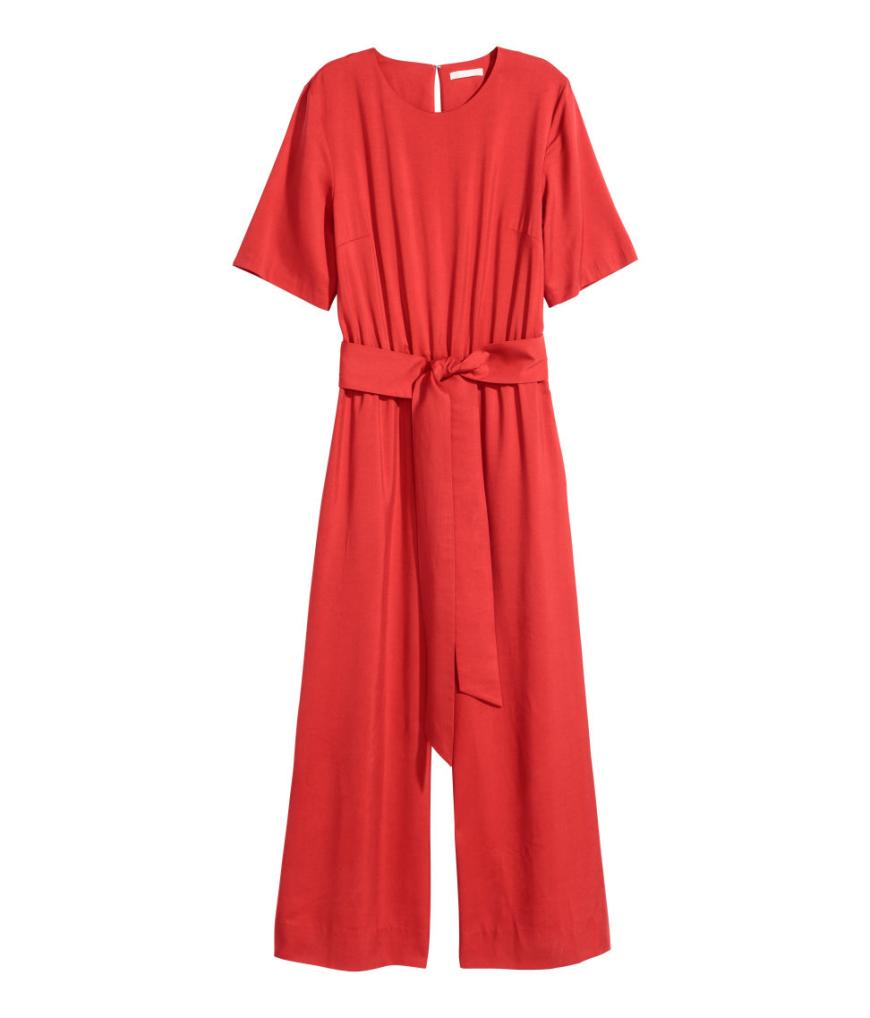 Rot ist DIE Farbe des Jahres und bleibt uns auch 2018 als Fashion-Trend erhalten. Diesen H&M Jumpsuit gibt es jetzt für 30€ statt 40€.