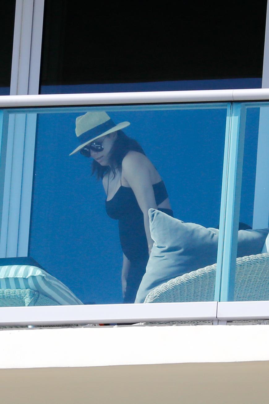 Auf einem Hotelbalkon in Miami hat Eva Longoria ihren deutlich erkennbaren Babybauch in einem engen Badeanzug verpackt