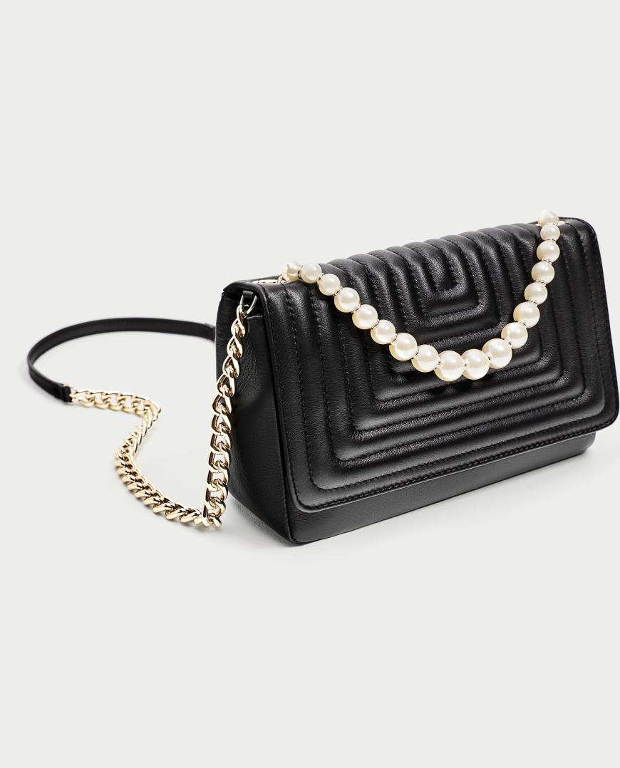 Du suchst noch nach einer Tasche für die große Silvesterparty? Diese Umhängetasche aus Leder ist aktuell von 60 auf 40 Euro reduziert.